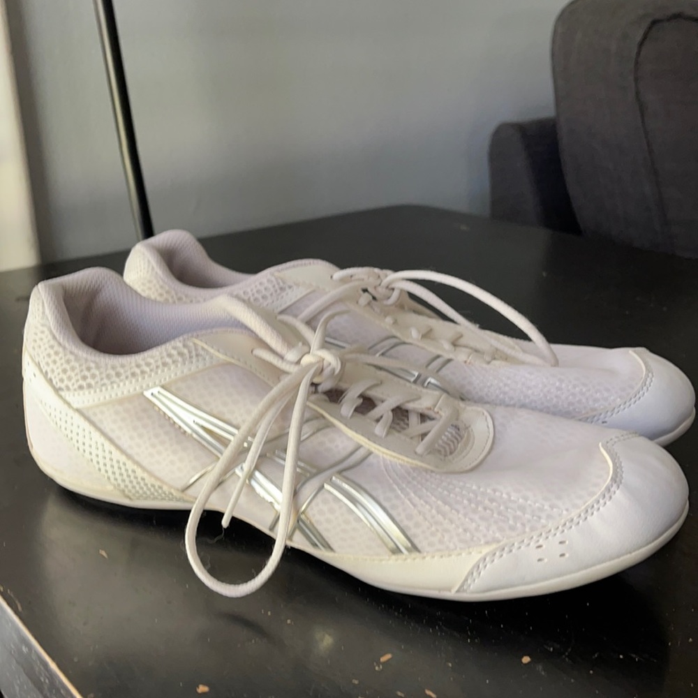 Cheer shoes